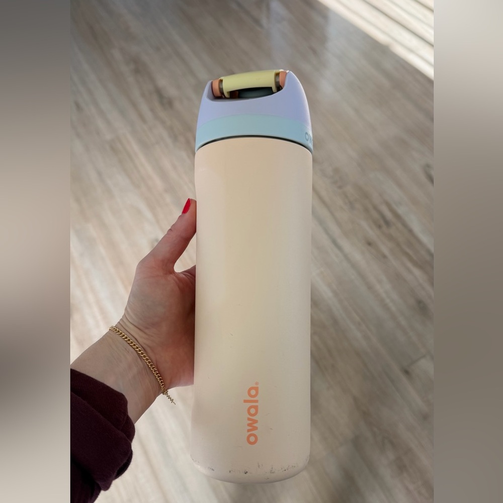 owala 24oz freesip water bottle in sandy shores